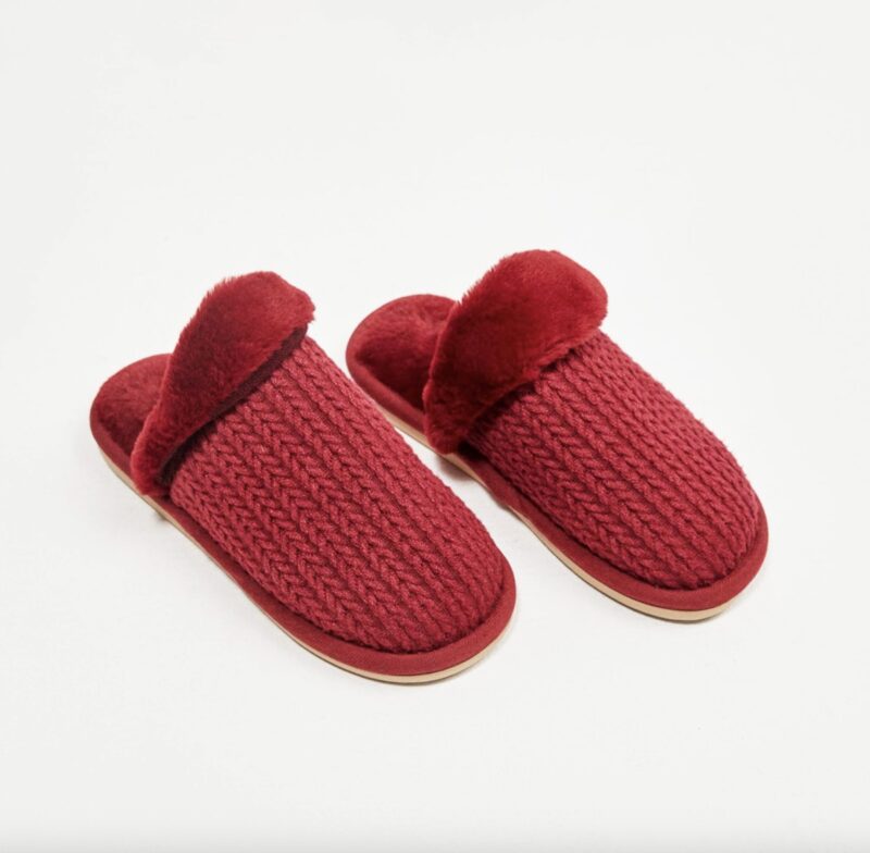 Descubre el confort de nuestras zapatillas de casa Gisela, diseñadas en un elegante color granate. Estas zapatillas destalonadas están confeccionadas con un suave tejido de punto y rematadas con detalles de peluche a contraste, lo que las convierte en una opción ideal para quienes buscan comodidad sin renunciar al estilo. Su diseño abierto en la parte trasera facilita que te las pongas y las quites sin esfuerzo, perfectas para tu día a día en casa, sobre todo en las épocas más frías. Tallas y Composición Las zapatillas Gisela están disponibles en dos tallas: 37/38 y 39/40, para que encuentres el ajuste perfecto. Su composición de 100% poliéster garantiza una gran suavidad y durabilidad, además de ser un material fácil de mantener, asegurando que tus zapatillas se mantendrán como nuevas por mucho más tiempo. Fácil Envío y Devoluciones Aprovecha nuestra Mid Season Sale con descuentos de hasta el 60%. Además, si por algún motivo necesitas hacer un cambio o devolución, puedes hacerlo de manera rápida y sencilla. Puedes devolver tu pedido a través de una oficina de correos o, si lo prefieres, solicitamos la recogida en tu domicilio. El packaging incluye un par de zapatillas para que las disfrutes en cuanto lleguen a tu hogar. ¡Hazte con ellas y da a tus pies el descanso que se merecen! Esta versión es más narrativa y centrada en ofrecer una experiencia de lectura más agradable y natural para los clientes en la web. Descubre el confort de nuestras zapatillas de casa Gisela, diseñadas en un elegante color granate. Estas zapatillas destalonadas están confeccionadas con un suave tejido de punto y rematadas con detalles de peluche a contraste, lo que las convierte en una opción ideal para quienes buscan comodidad sin renunciar al estilo. Su diseño abierto en la parte trasera facilita que te las pongas y las quites sin esfuerzo, perfectas para tu día a día en casa, sobre todo en las épocas más frías. Tallas y Composición Las zapatillas Gisela están disponibles en dos tallas: 37/38 y 39/40, para que encuentres el ajuste perfecto. Su composición de 100% poliéster garantiza una gran suavidad y durabilidad, además de ser un material fácil de mantener, asegurando que tus zapatillas se mantendrán como nuevas por mucho más tiempo. Fácil Envío y Devoluciones Aprovecha nuestra Mid Season Sale con descuentos de hasta el 60%. Además, si por algún motivo necesitas hacer un cambio o devolución, puedes hacerlo de manera rápida y sencilla. Puedes devolver tu pedido a través de una oficina de correos o, si lo prefieres, solicitamos la recogida en tu domicilio. El packaging incluye un par de zapatillas para que las disfrutes en cuanto lleguen a tu hogar. ¡Hazte con ellas y da a tus pies el descanso que se merecen! Esta versión es más narrativa y centrada en ofrecer una experiencia de lectura más agradable y natural para los clientes en la web. Zapatilla Casa Granate Gisela