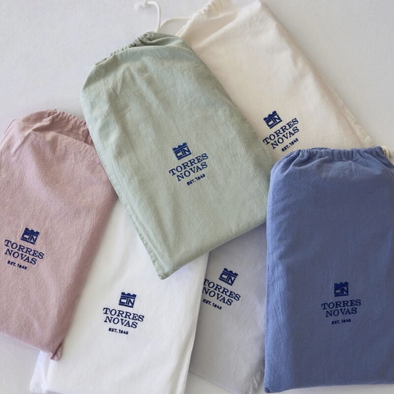 Esta sábana bajera ajustable de algodón stonewashed está pensada para ofrecer comodidad y un ajuste perfecto. Además, gracias a sus dobladillos elásticos, se adapta fácilmente al colchón. De este modo, queda bien sujeta y sin desplazamientos durante la noche.